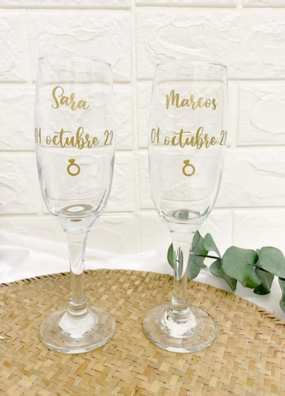Copas de cava personalizadas con los nombres de los novios