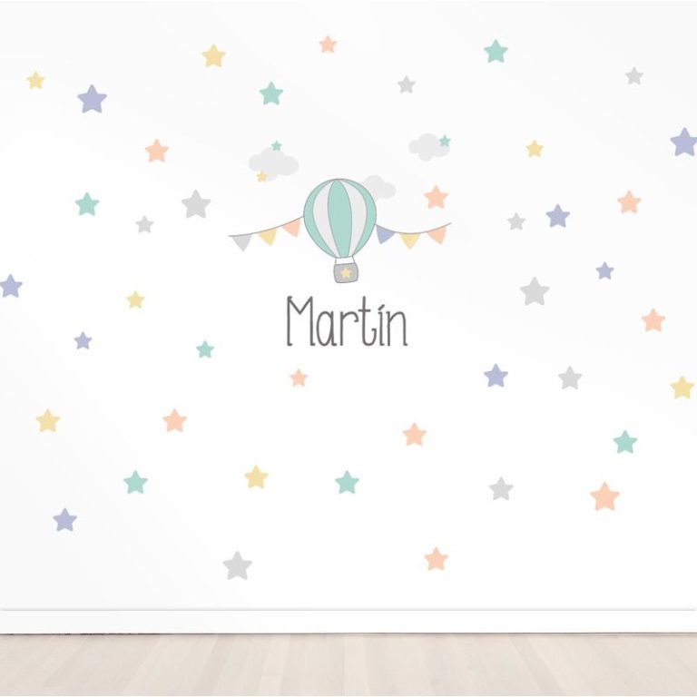 Decoración de habitación de bebé con globo, estrellas y el nombre Martín