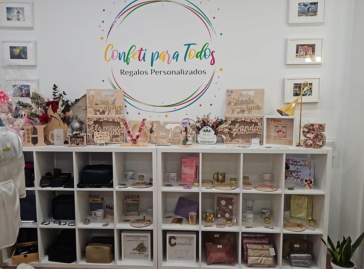 Interior de Confeti Para Todos con el logotipo y estanterías de regalos personalizados