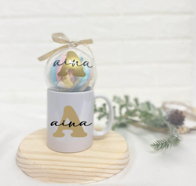 Taza inicial con bola de navidad