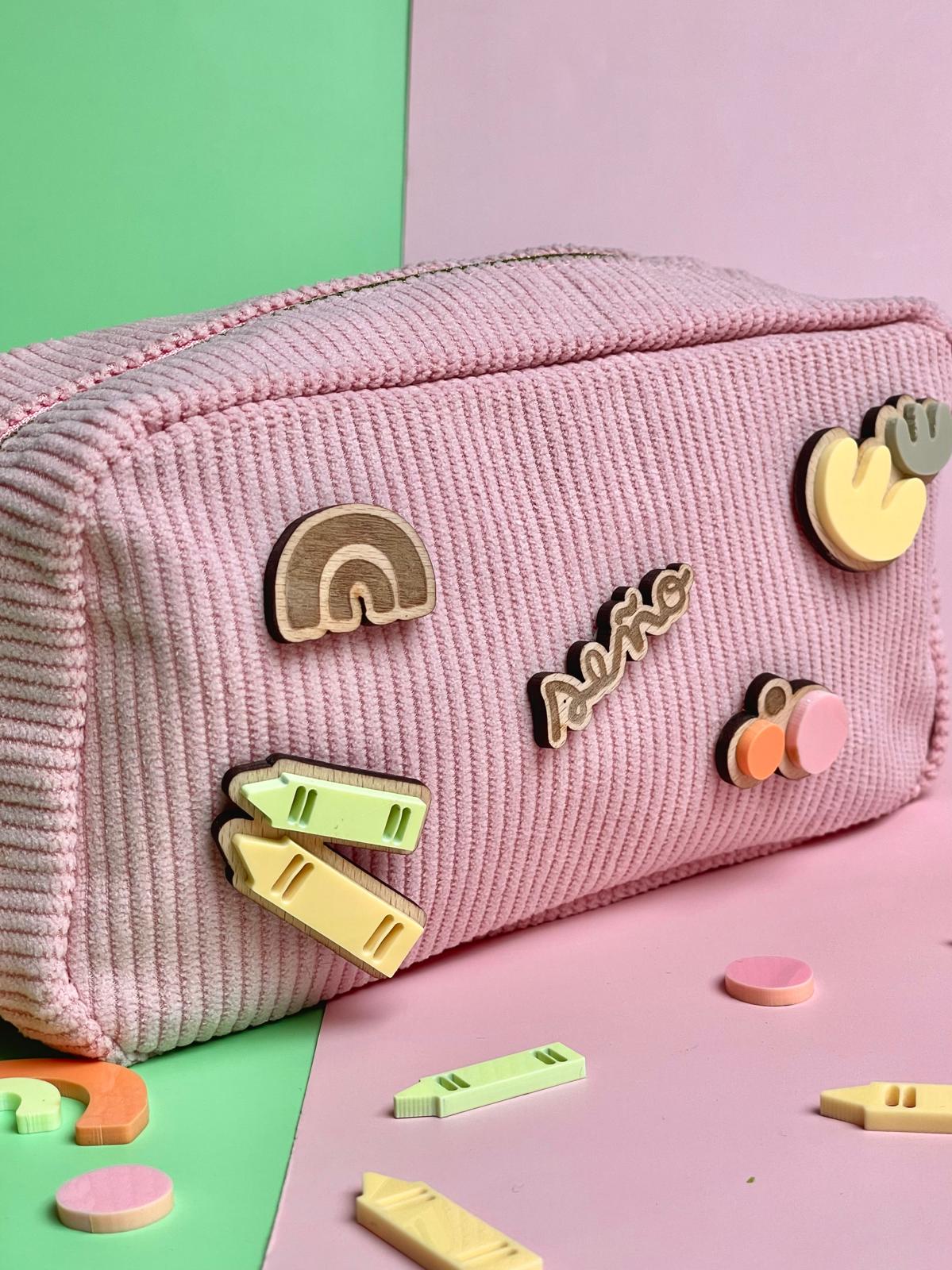 Estuche/ Neceser con Pins Seño - Imagen 2