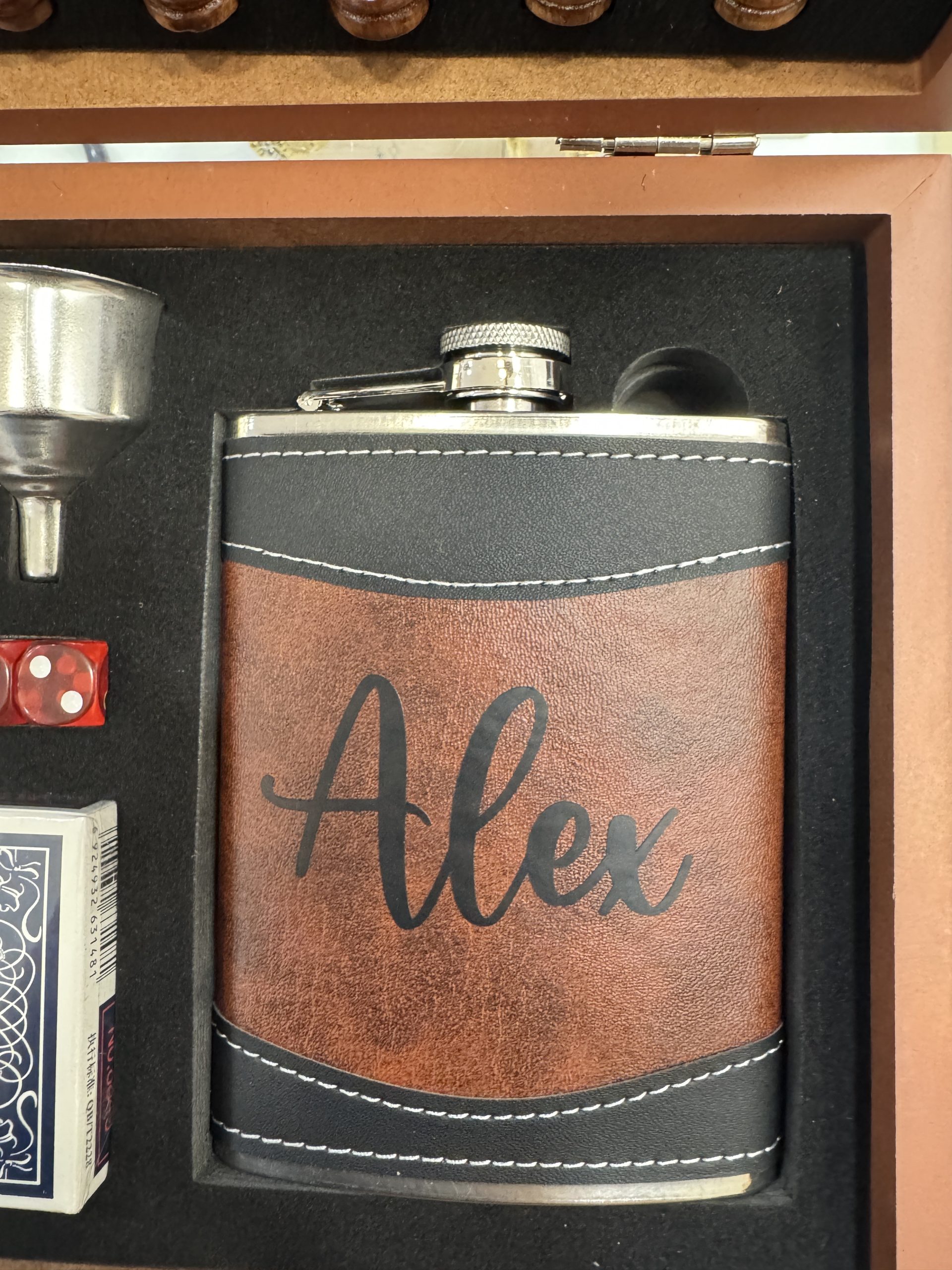 Kit petaca y juegos personalizado - Imagen 2