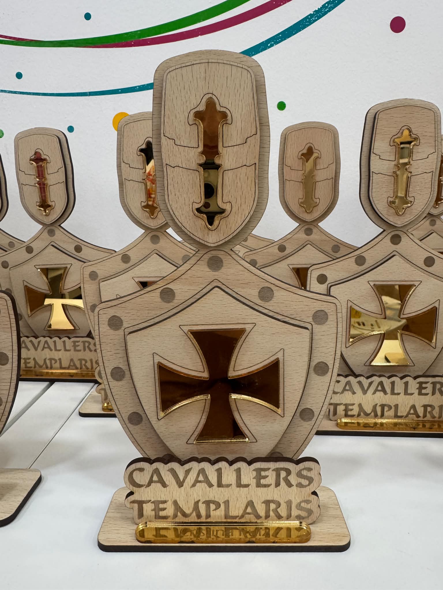 Trofeo madera y metacrilato oro personalizado - Imagen 5