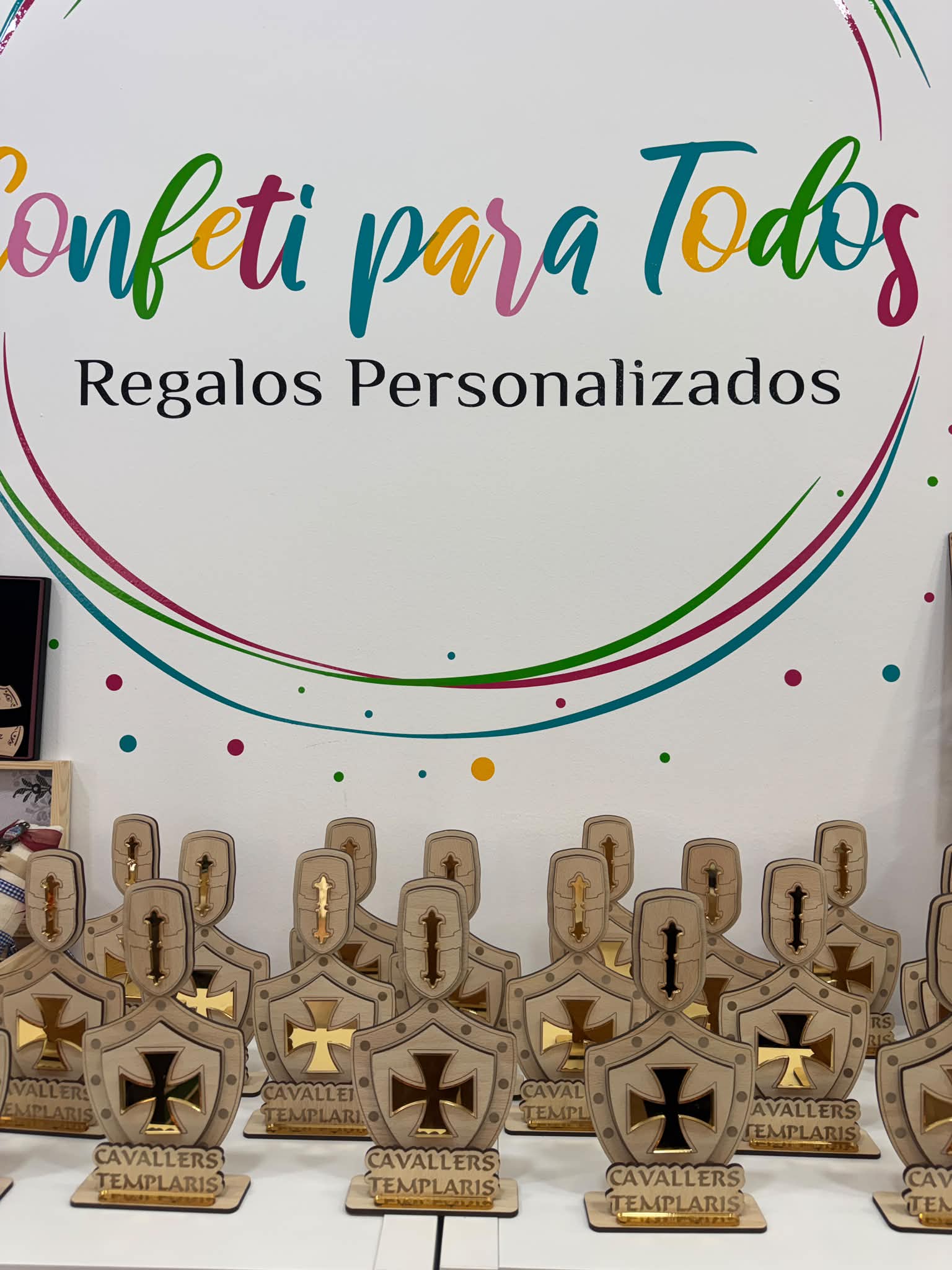 Trofeo madera y metacrilato oro personalizado - Imagen 4