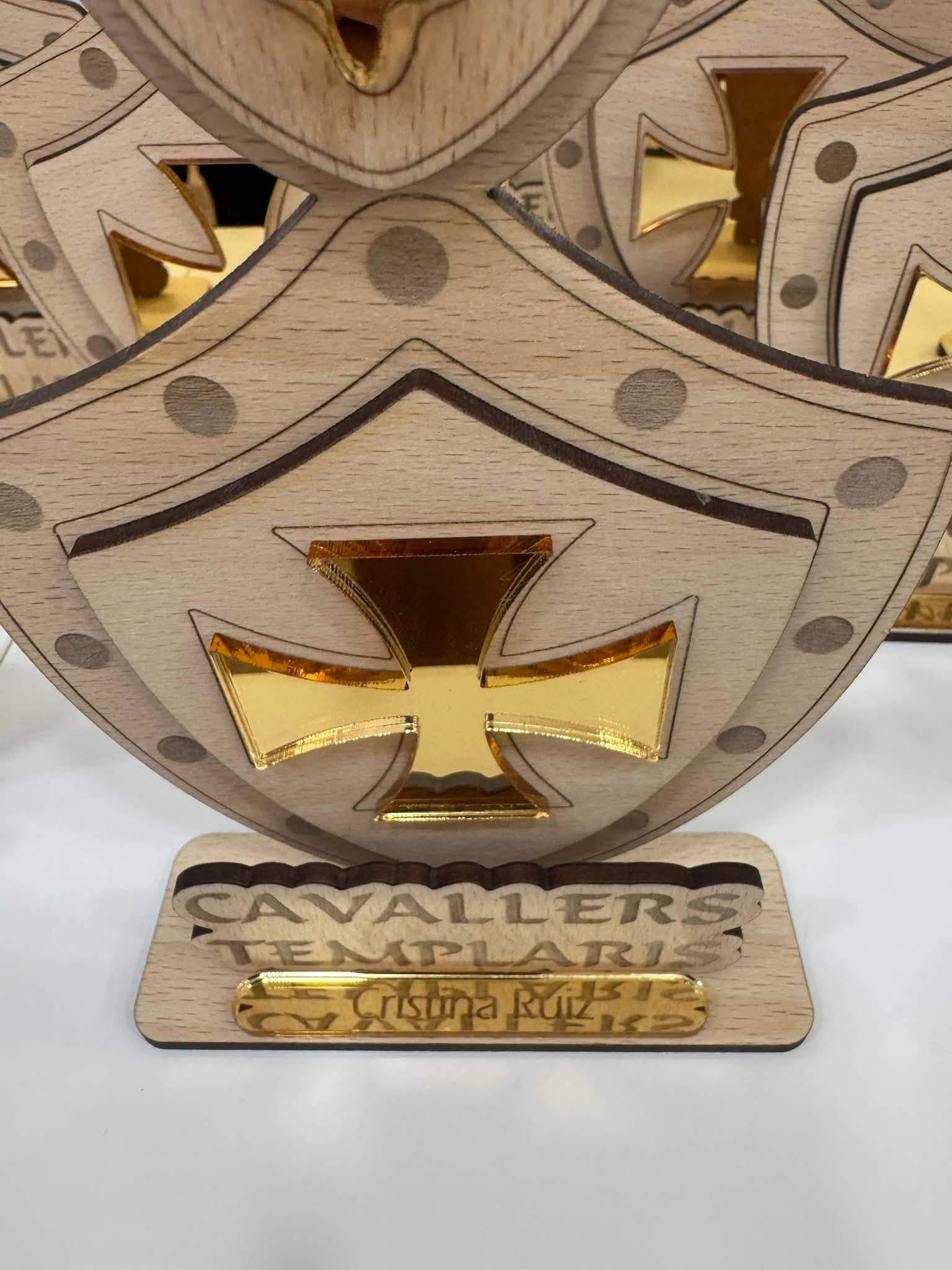 Trofeo madera y metacrilato oro personalizado - Imagen 3