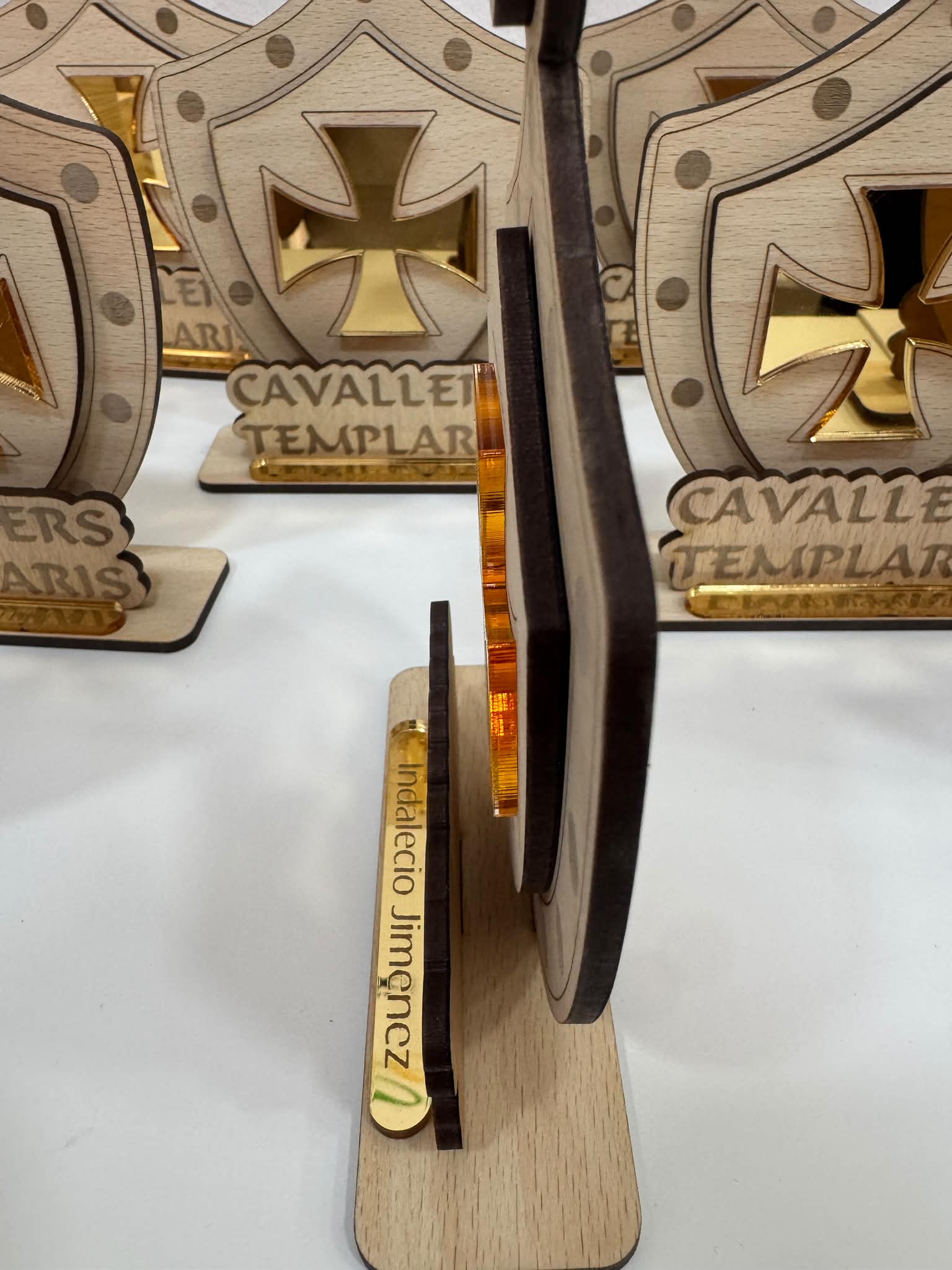 Trofeo madera y metacrilato oro personalizado - Imagen 2
