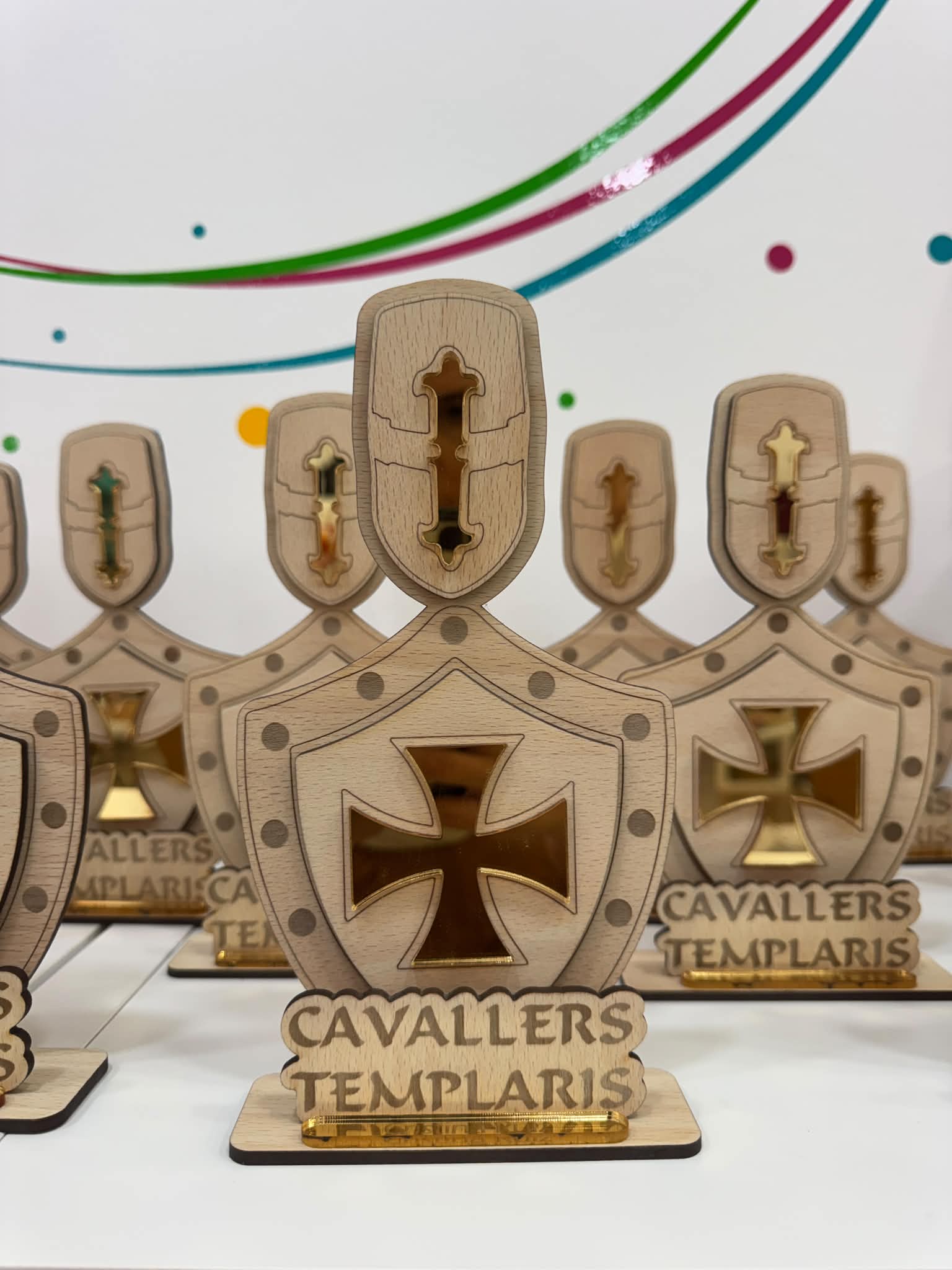 Trofeo madera y metacrilato oro personalizado